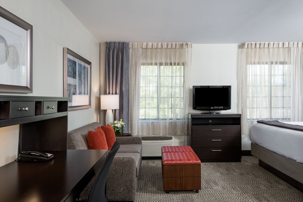 Studio Suite, 1 King Bed, Kitchen photo 3