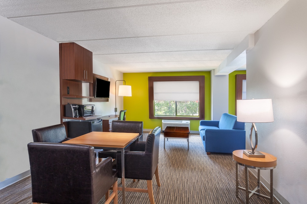 Suite, 1 King Bed with Sofa bed photo 1