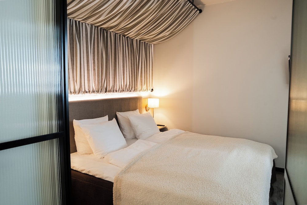 Suite, 1 King Bed - Photo 7