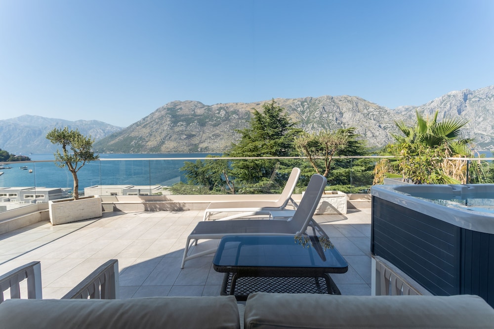 Premium Room, 1 King Bed, Hot Tub, Sea View (Terrace) - Photo 5