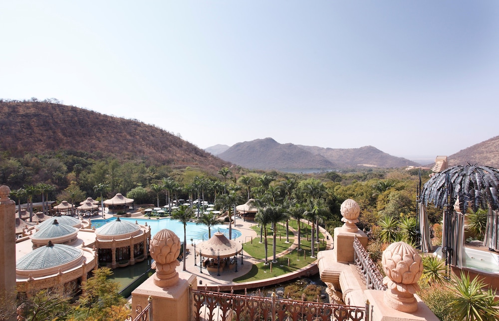 Superior Luxury Pool Facing Room photo 2