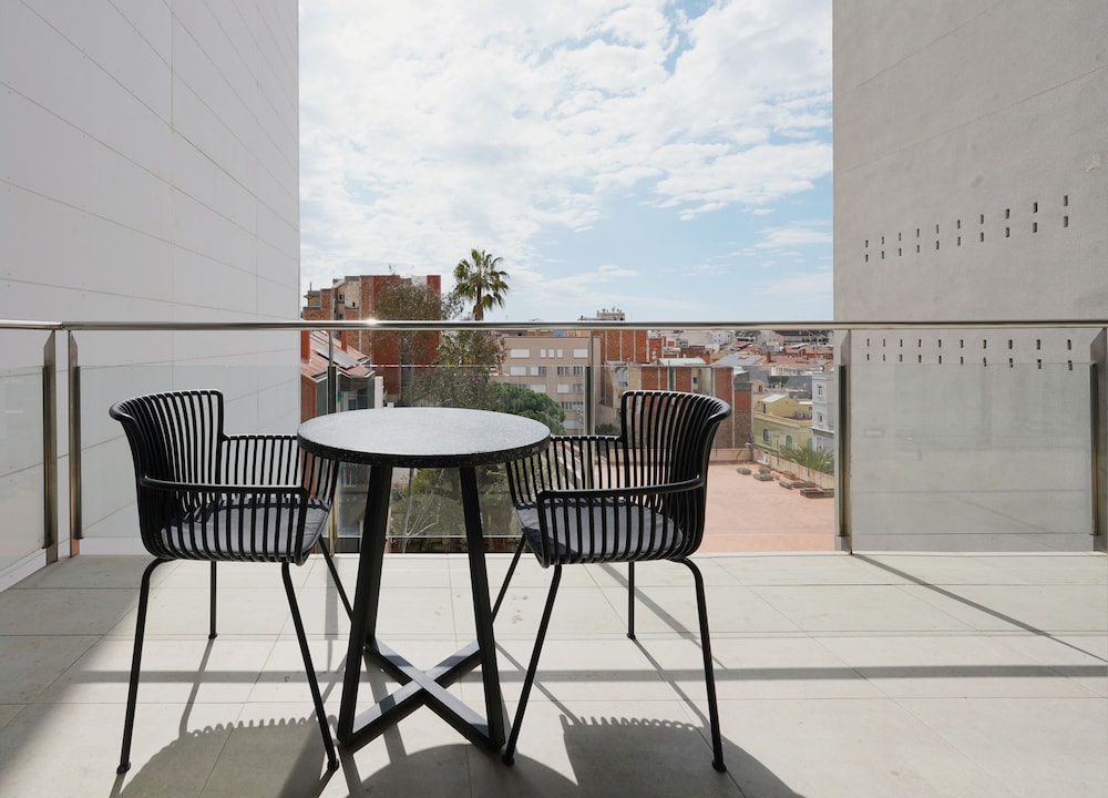 L 2 Bedroom Apartment, Balcony & Sofa photo 2