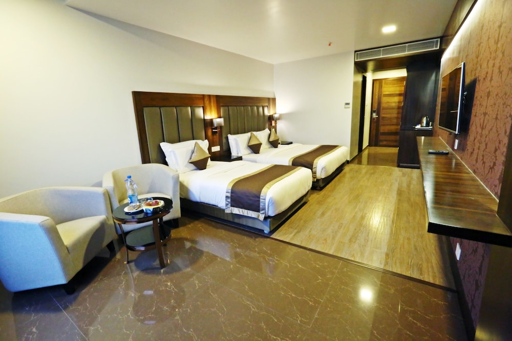 Family Triple Room, 1 King Bed photo 1