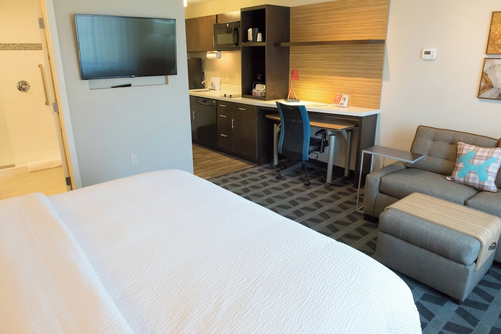 Studio, 1 King Bed (Mobility/Hearing Access, Roll-in Shwr)