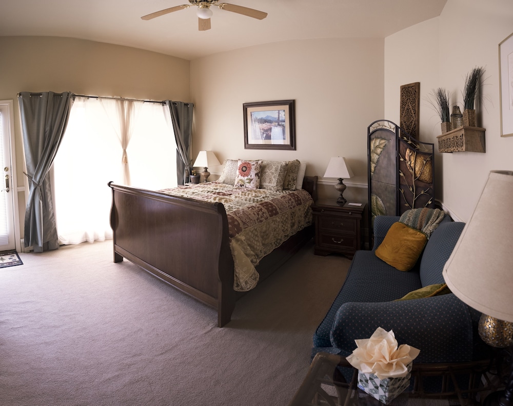 Room, Private Bathroom (09 Northern Exposure Queen)