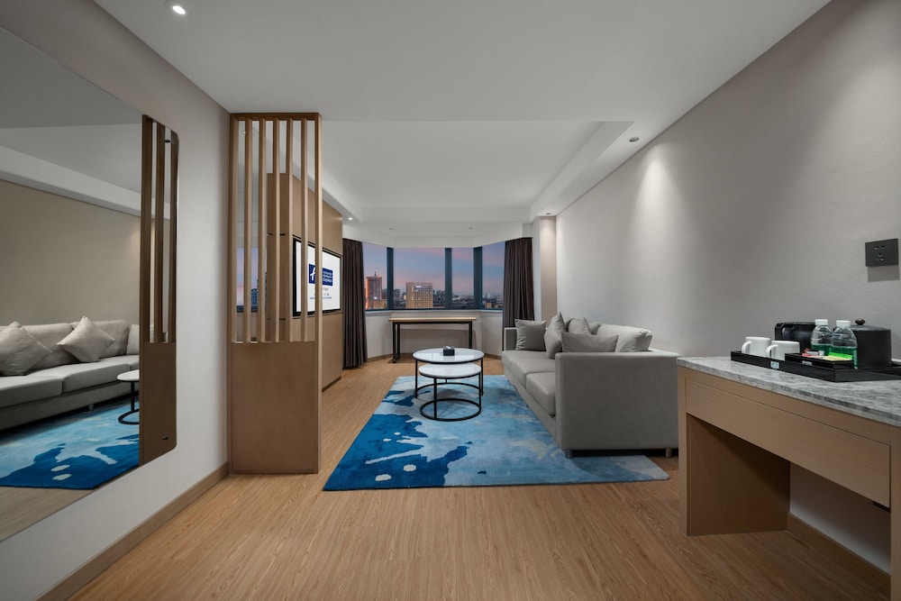 Suite, 1 Bedroom - Photo 2