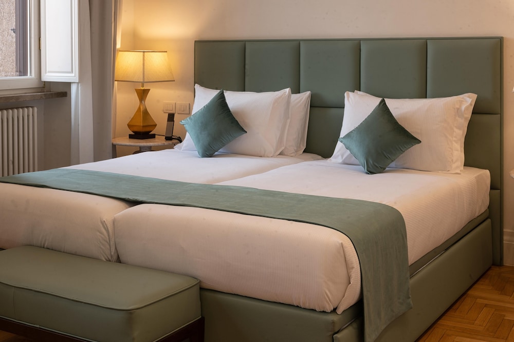 Deluxe Suite, Courtyard View