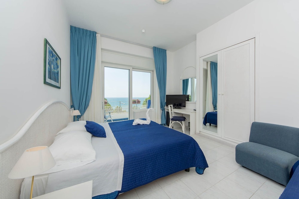 Superior Triple Room, Balcony, Sea View photo 2