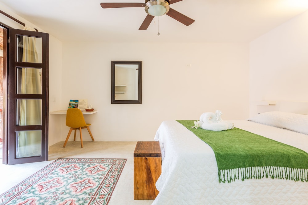 Standard Room, 1 Queen Bed, Garden View