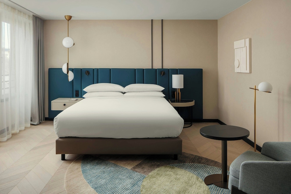 Deluxe Room, 1 King Bed photo 1