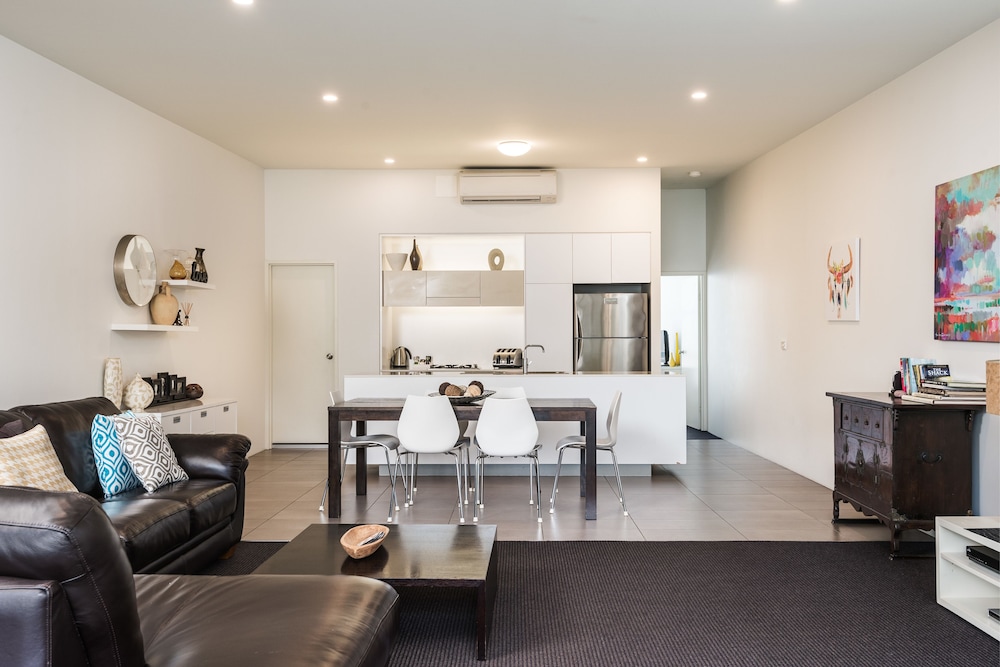 Three Bedroom Lakeside Townhouse - Photo 8