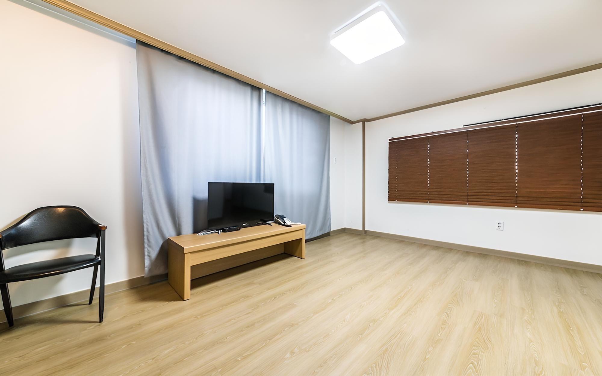 Room (Family room (2 bedroom + 1 living roo) - Photo 2