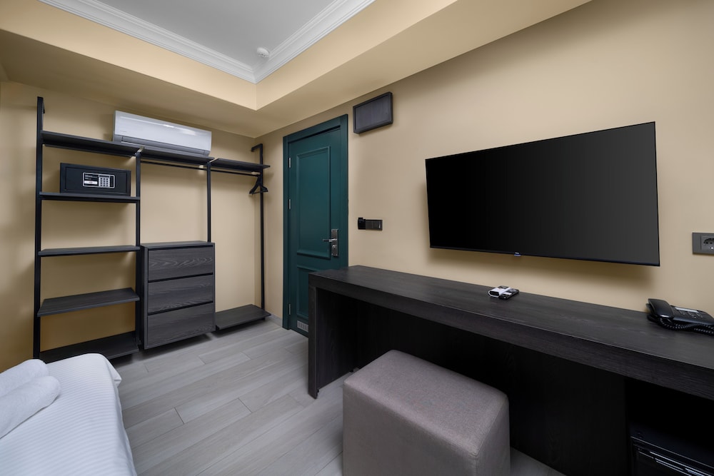 Standard Double Or Twin Room, No Windows ('No Window') - Photo 3