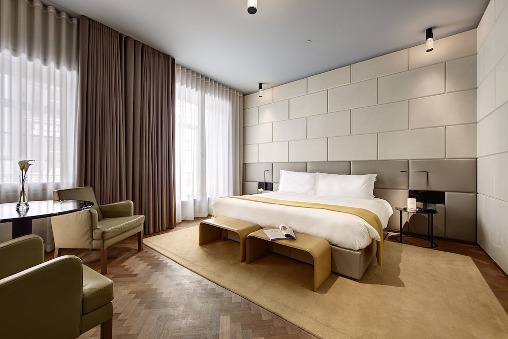 Deluxe Room (Grand)
