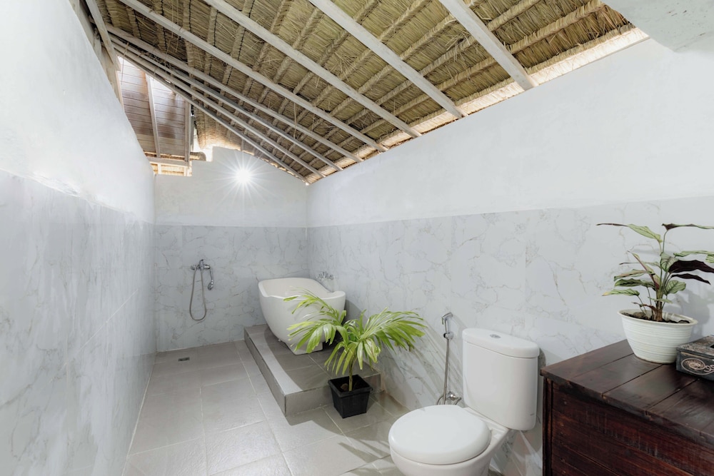 Deluxe Room, Bathtub - Photo 13