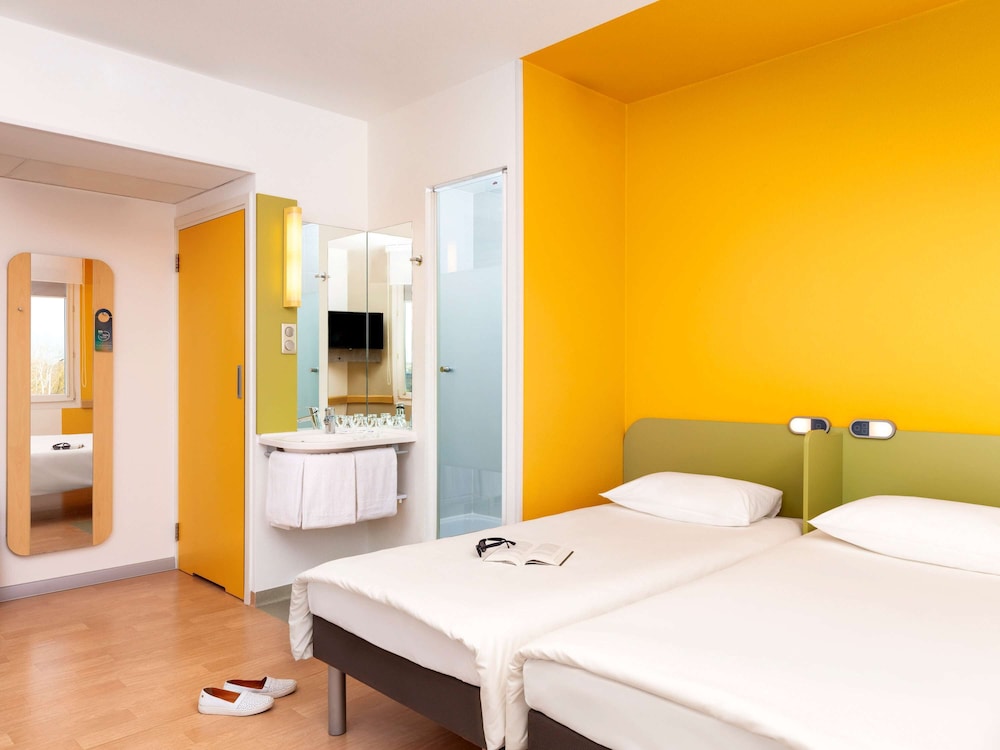 Standard Twin Room, 2 Twin Beds - Photo 4