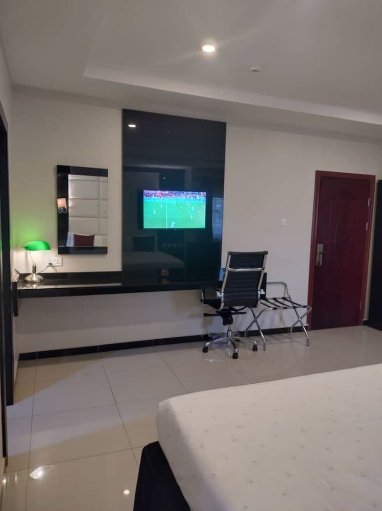 Executive Suite - Photo 2