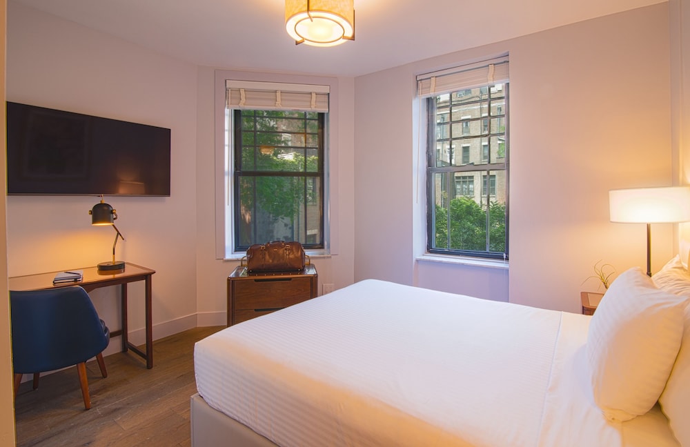 Deluxe Room, 1 Queen Bed, Accessible photo 1