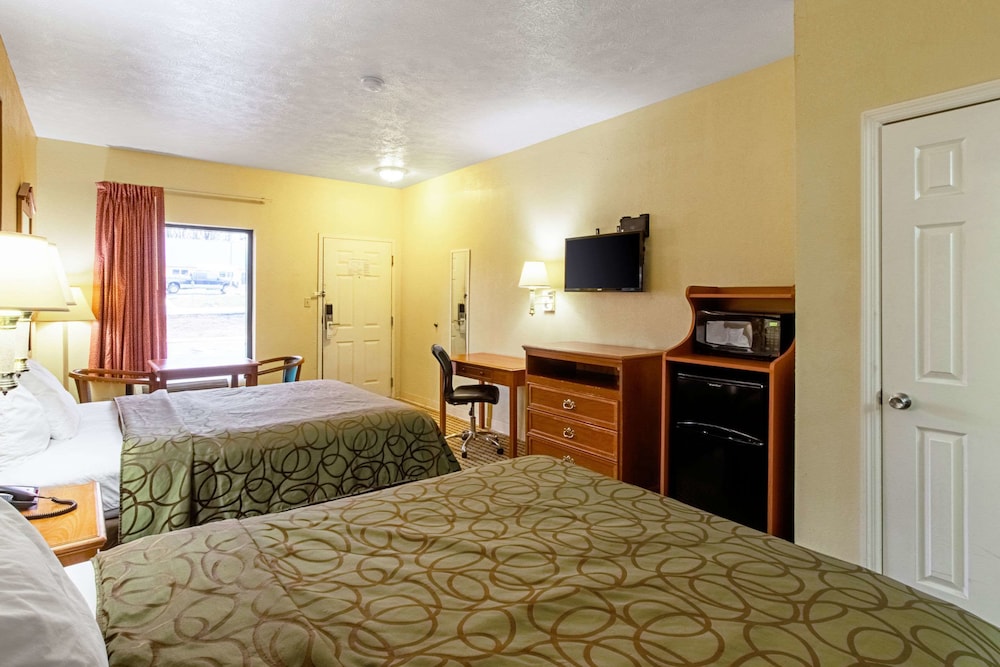 Standard Room, 2 Queen Beds, Non Smoking - Photo 6