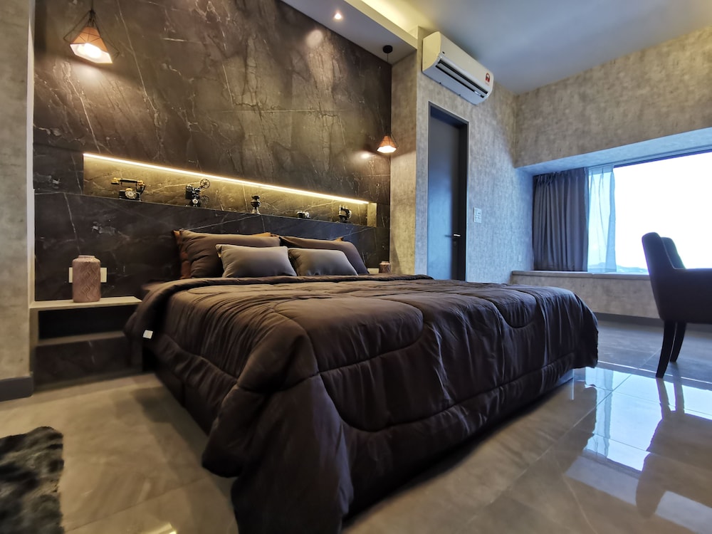 Premium Studio, 1 King Bed, Bathtub, City View