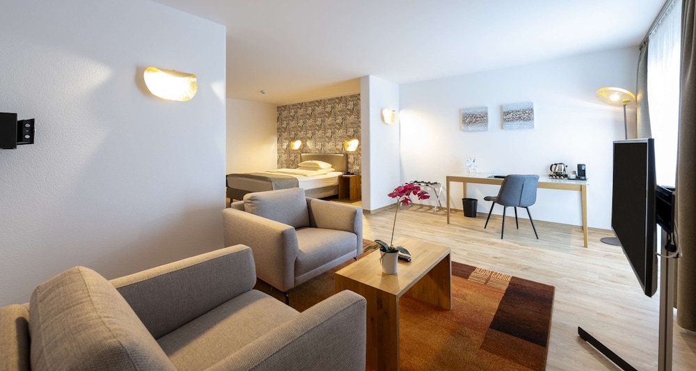 Suite, 1 Queen Bed - Photo 4