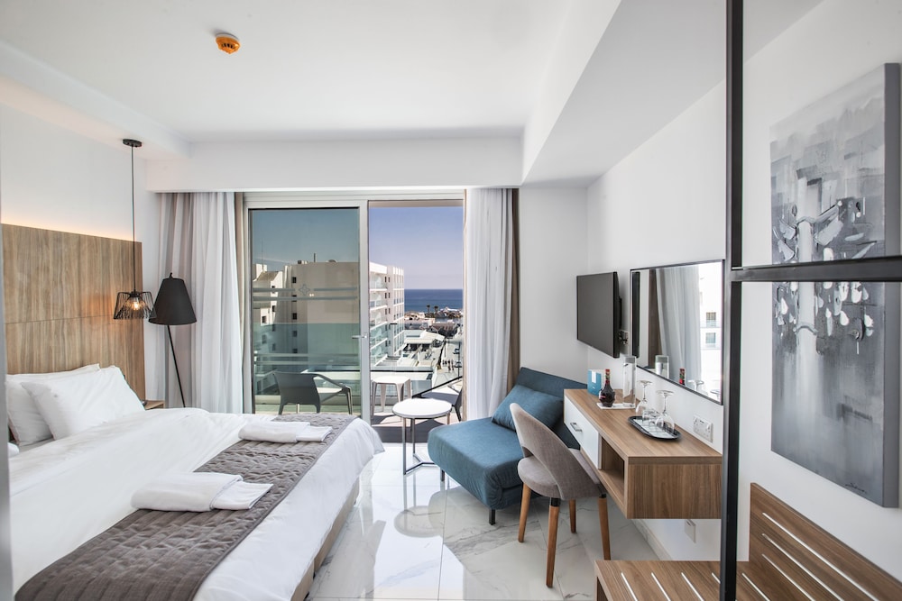 Superior Room (Front Sea View) photo 1