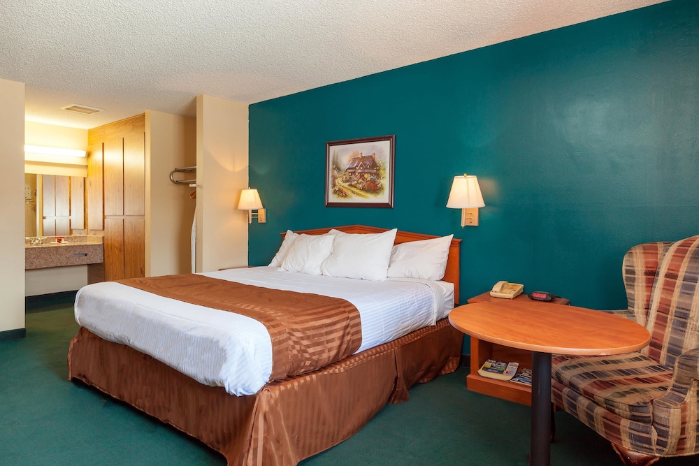 Deluxe Room, 1 King Bed, Non Smoking - Photo 3