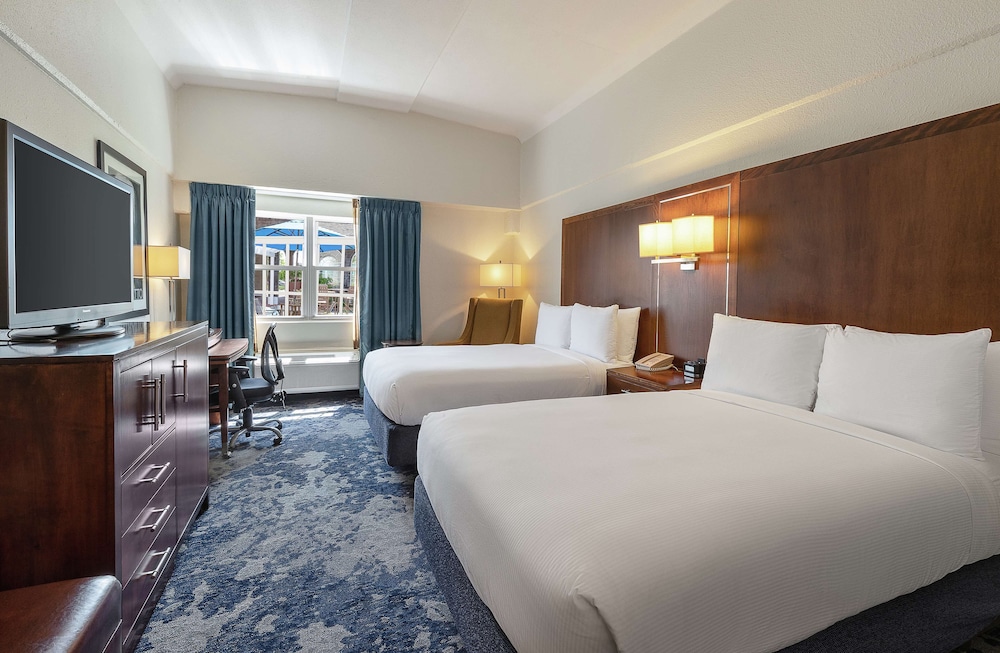 Two Double Beds - Photo 2
