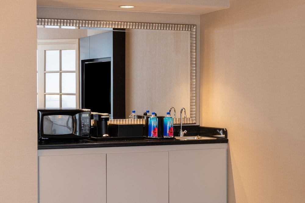 Suite, 1 Bedroom - Photo 8