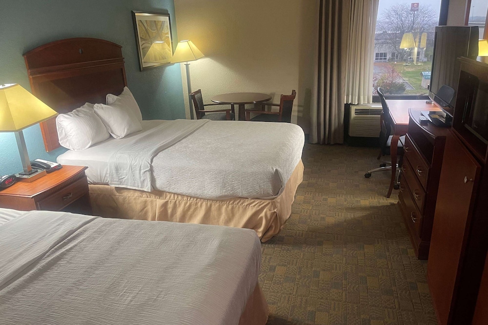 Room, 1 King Bed, Non Smoking - Photo 9