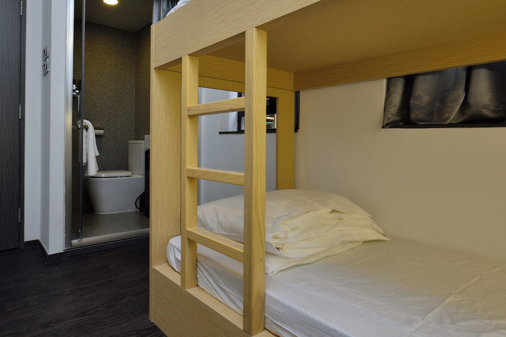1 Bed In 4 Bed Female Dorm Only photo 2