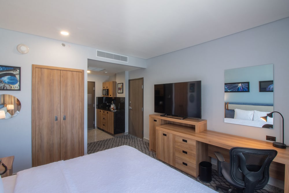 Business Room, 1 King Bed, Refrigerator & Microwave (Wet bar) - Photo 3