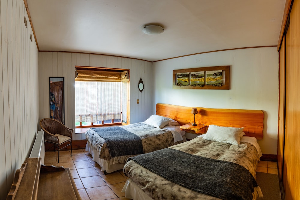 Standard Twin Room, 2 Twin Beds, Private Bathroom photo 2