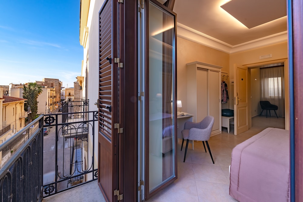Family Room, City View (201) - Photo 7