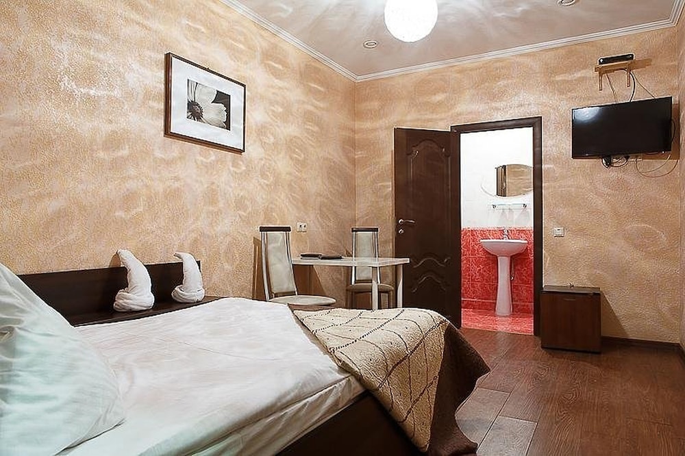 Standard Double Room, 1 King Bed, Non Smoking photo 3
