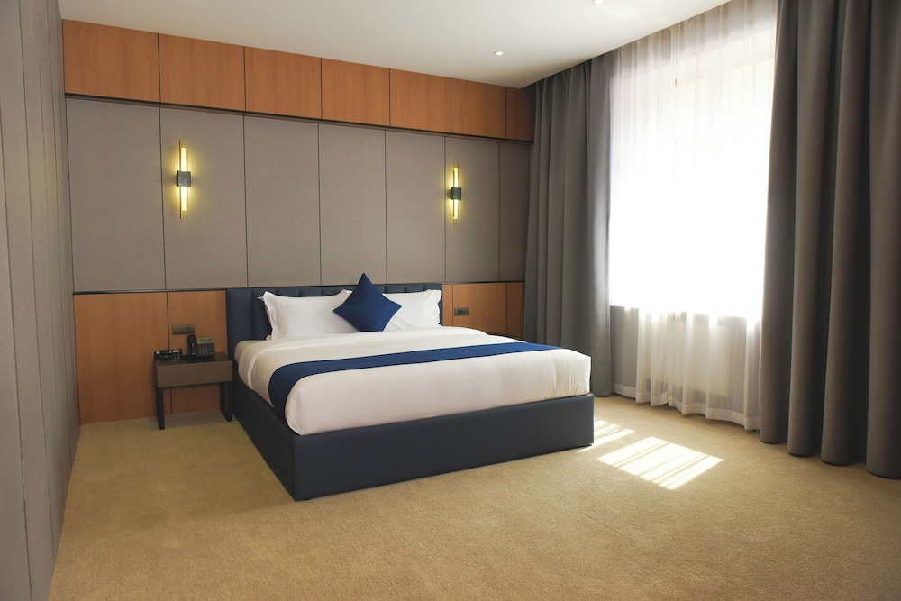 Deluxe Room, 1 King Bed photo 1