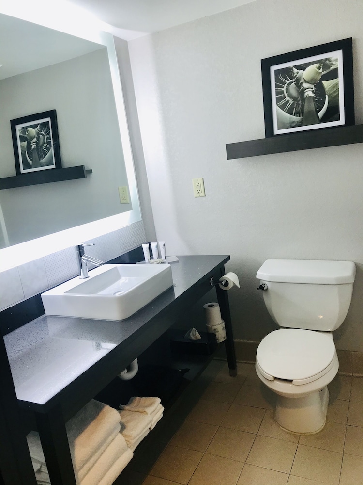 Suite, 1 King Bed, Non Smoking, Jetted Tub - Photo 8