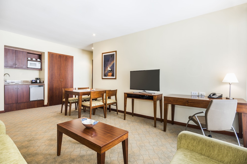 Suite, 1 King Bed - Photo 4