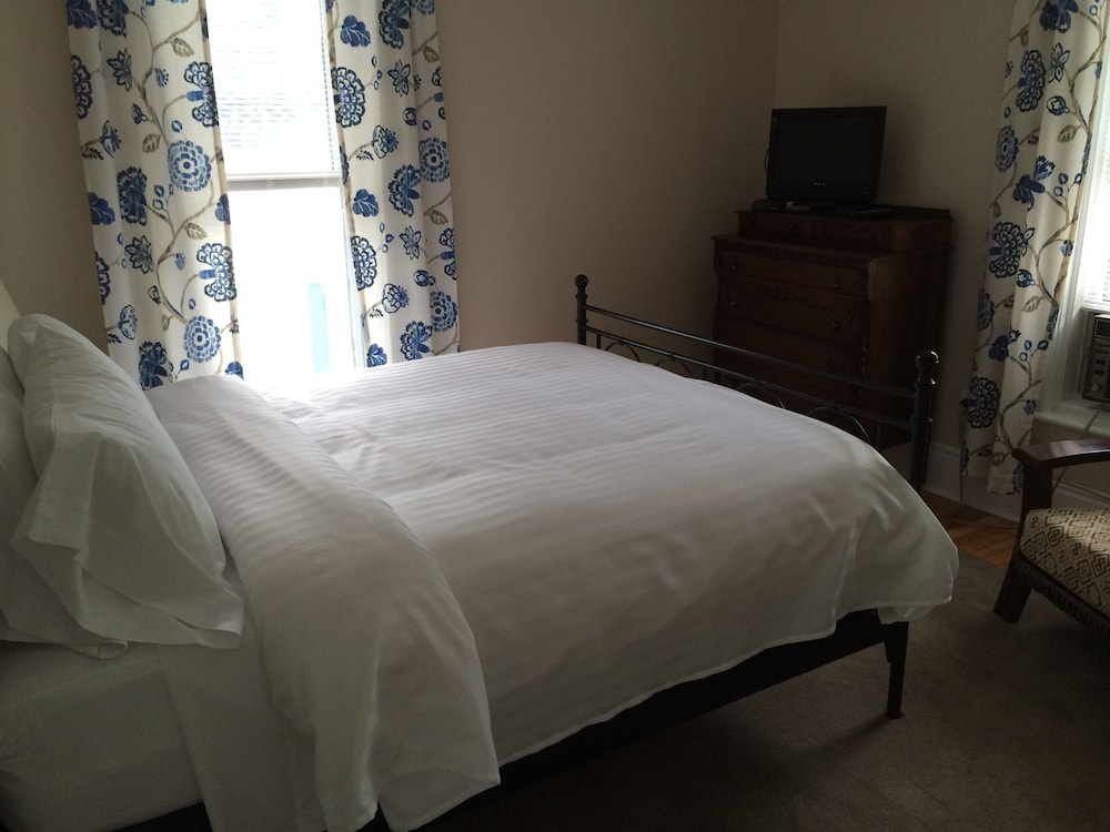 Suite, Queen Bed, Ensuite (Suite Three) photo 1