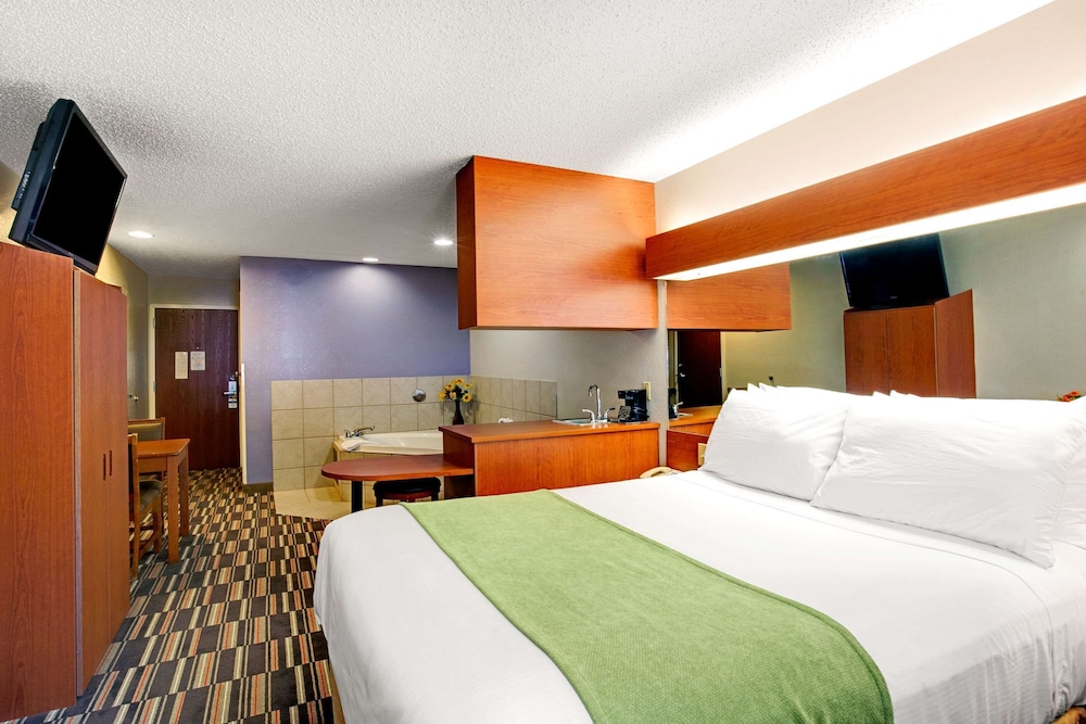 Deluxe Studio Suite, 1 Queen Bed, Non Smoking - Photo 1