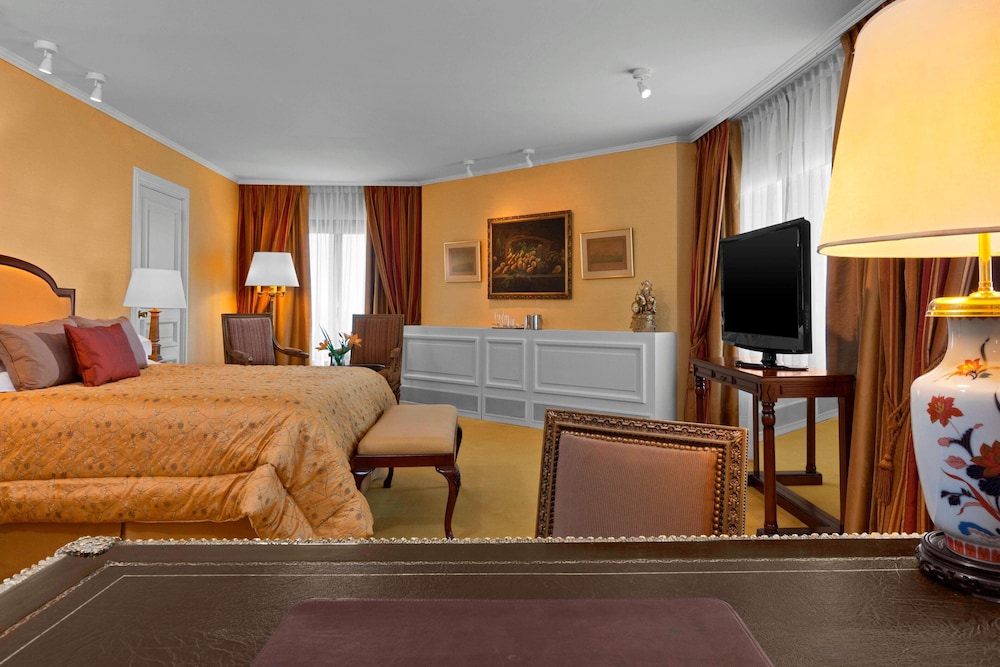 Superior Twin Room - Pool Access thumbnail 5