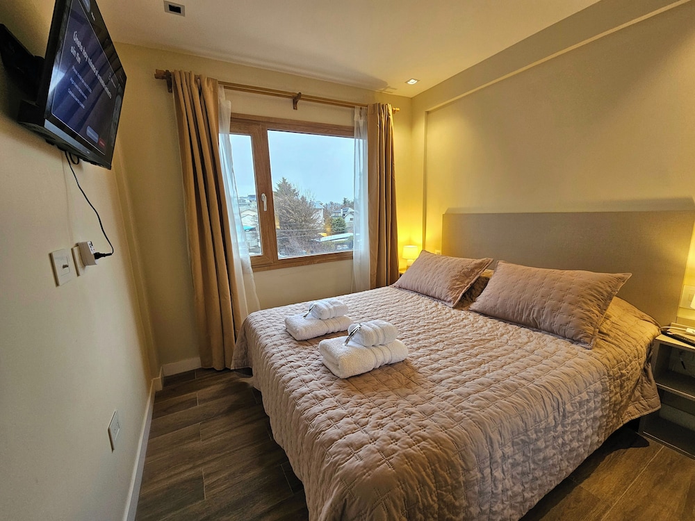 Family Double Room, 1 Bedroom, Kitchen, Partial Lake View photo 2