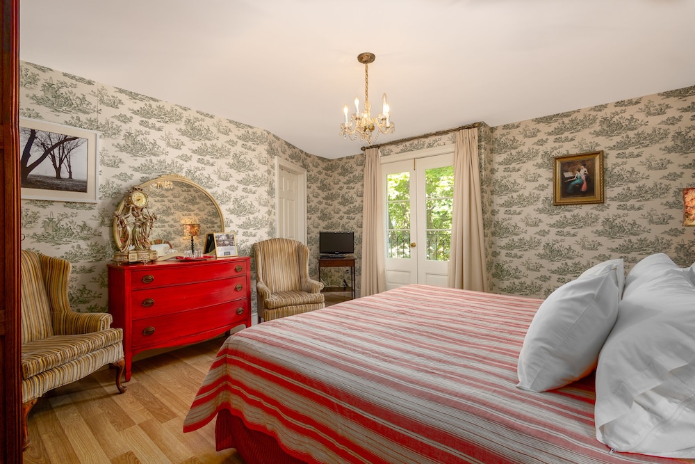 Deluxe Room, 1 King Bed, Ensuite (Pearl Room) photo 1