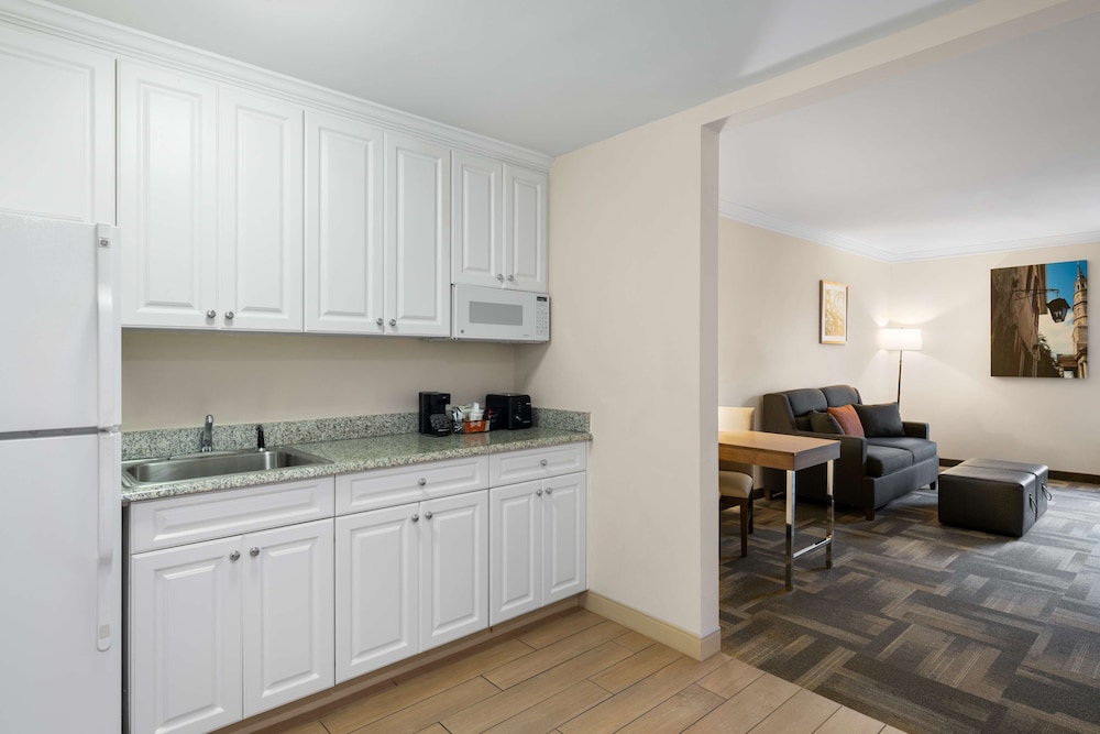 1 Bedroom Suite, King Bed with Sofa Bed, Non Smoking, Kitchen