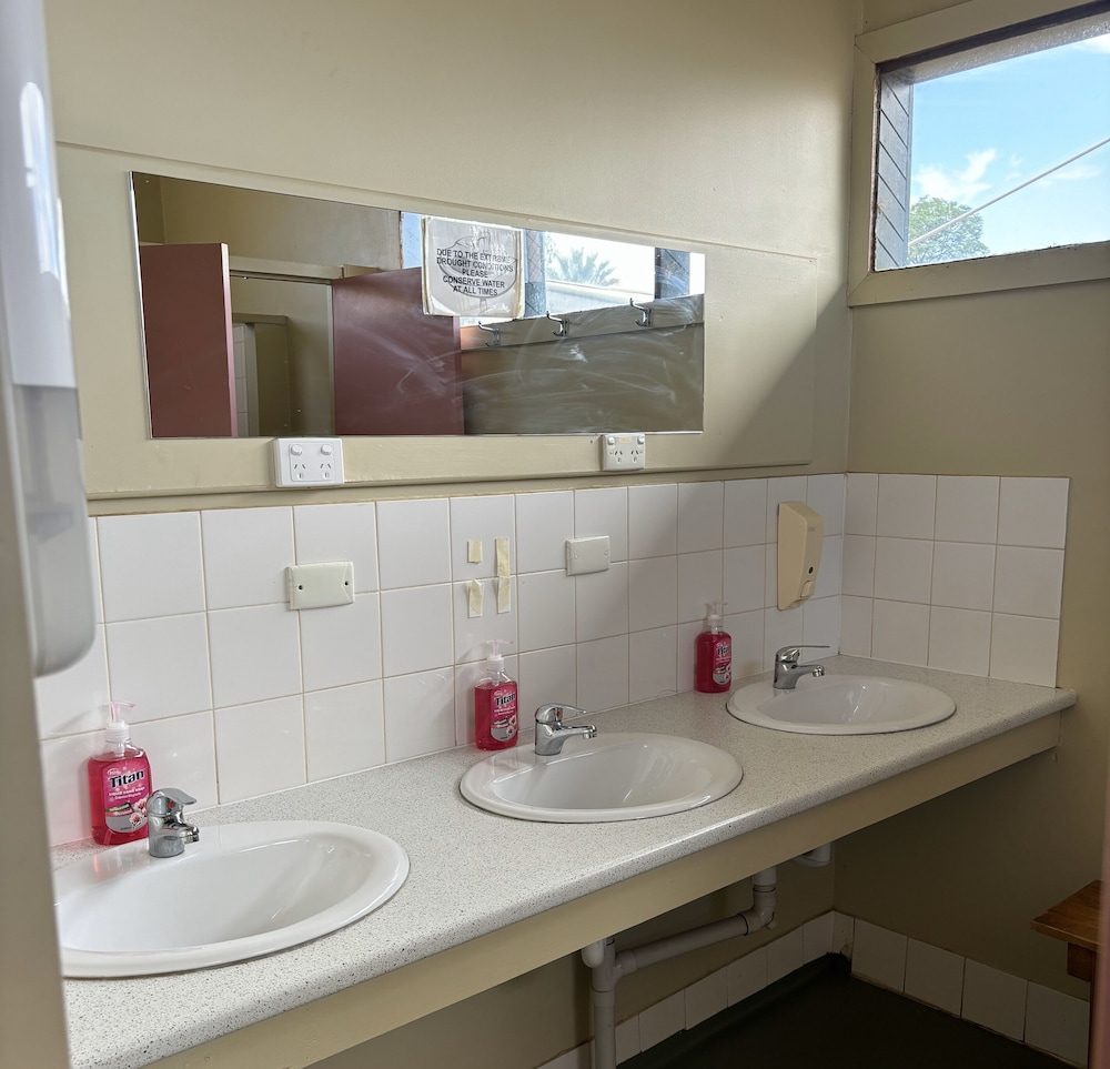 Standard Twin Room, 2 Twin Beds, Non Smoking, Shared Bathroom (Single Bed Room) photo 2