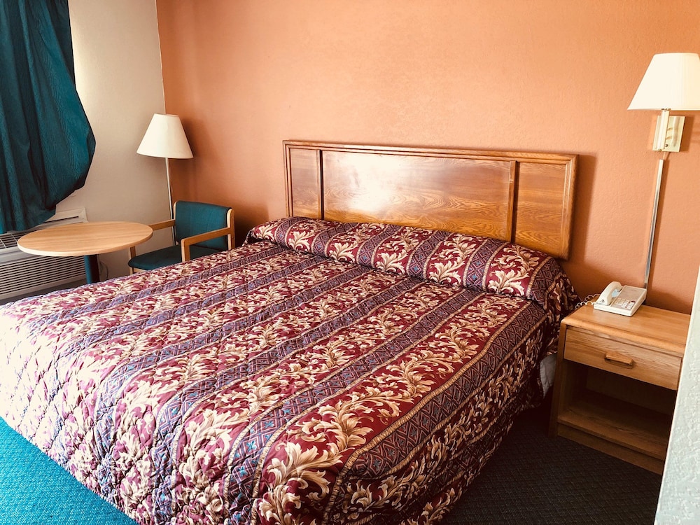 Room, 1 King Bed, Smoking photo 1