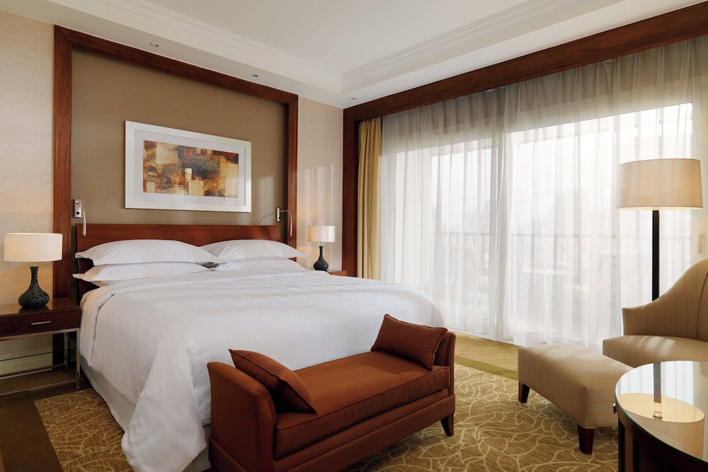 Club Suite, 1 King Bed, Pool View (Corner) - Photo 1
