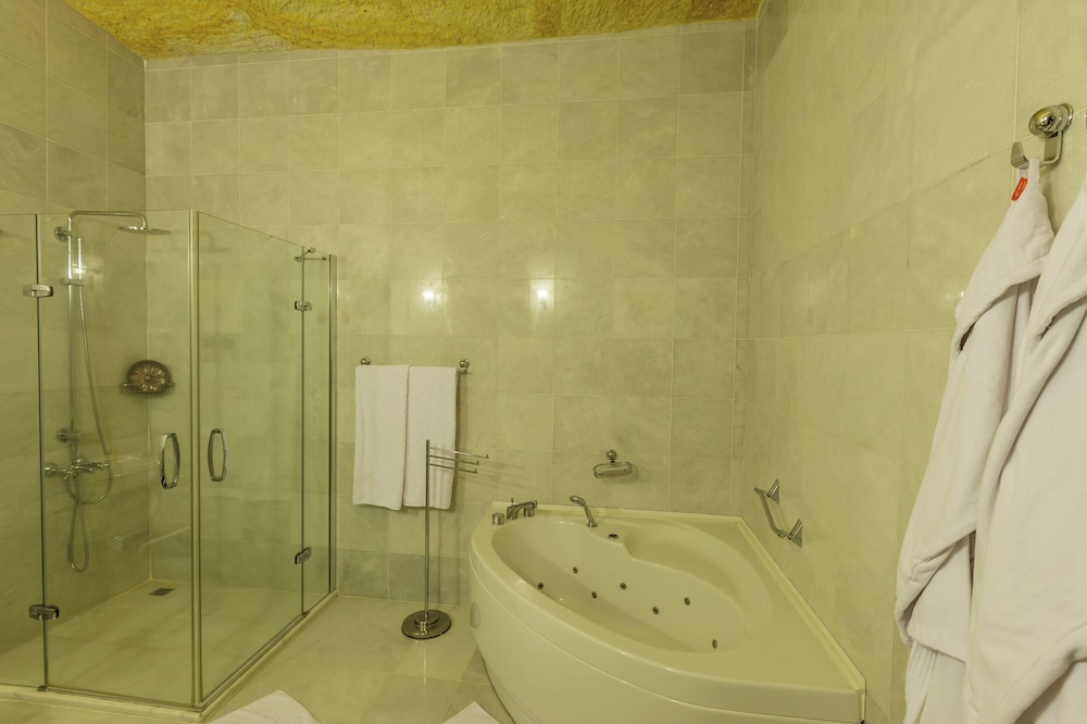 King Suite - Photo 13