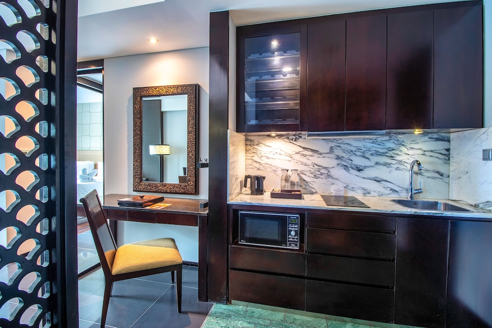 Deluxe Pool View Suite photo 2