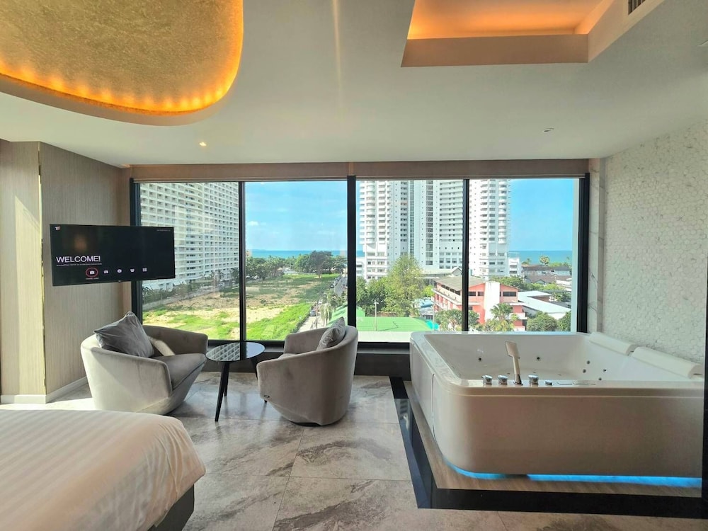 Grand Royal Suite with Jacuzzi - Photo 3
